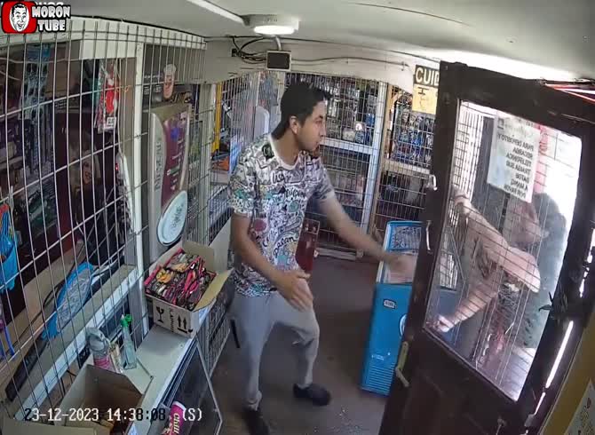 Video :A lady beats a sexual predator and imprisons him in a shop